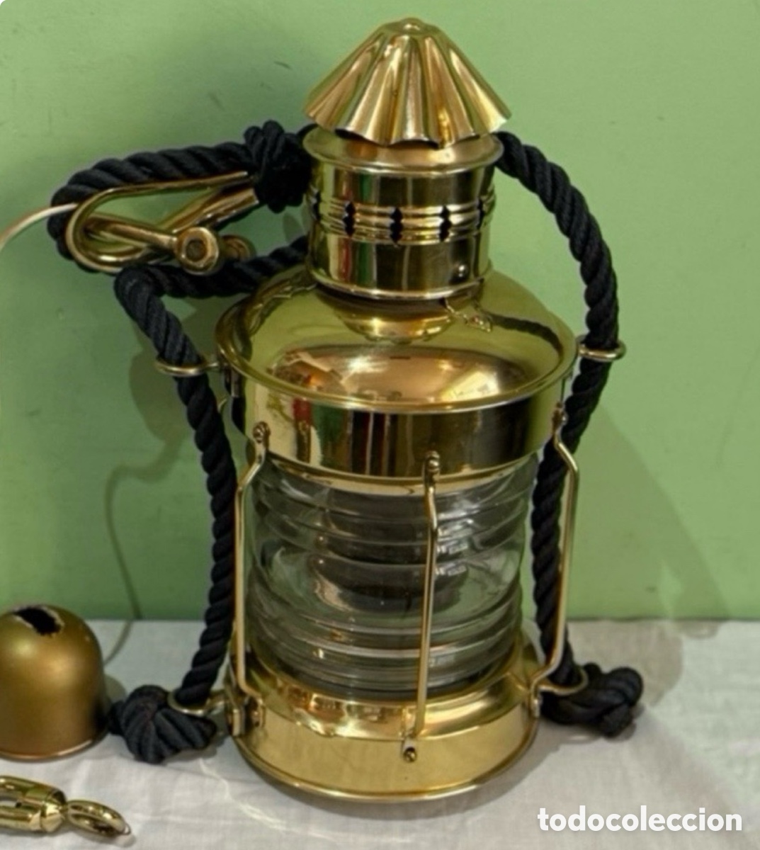 Antig&uuml;edades: Antiguo farol n&aacute;utico de fondeo en lat&oacute;n con cristal tama&ntilde;o grande.