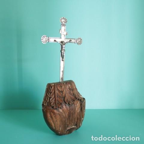 Antig&uuml;edades: Crucifijo de plata de ley siglo XIX sobre peana de casta&ntilde;o siglo XVIII. Arte sacro antiguo.