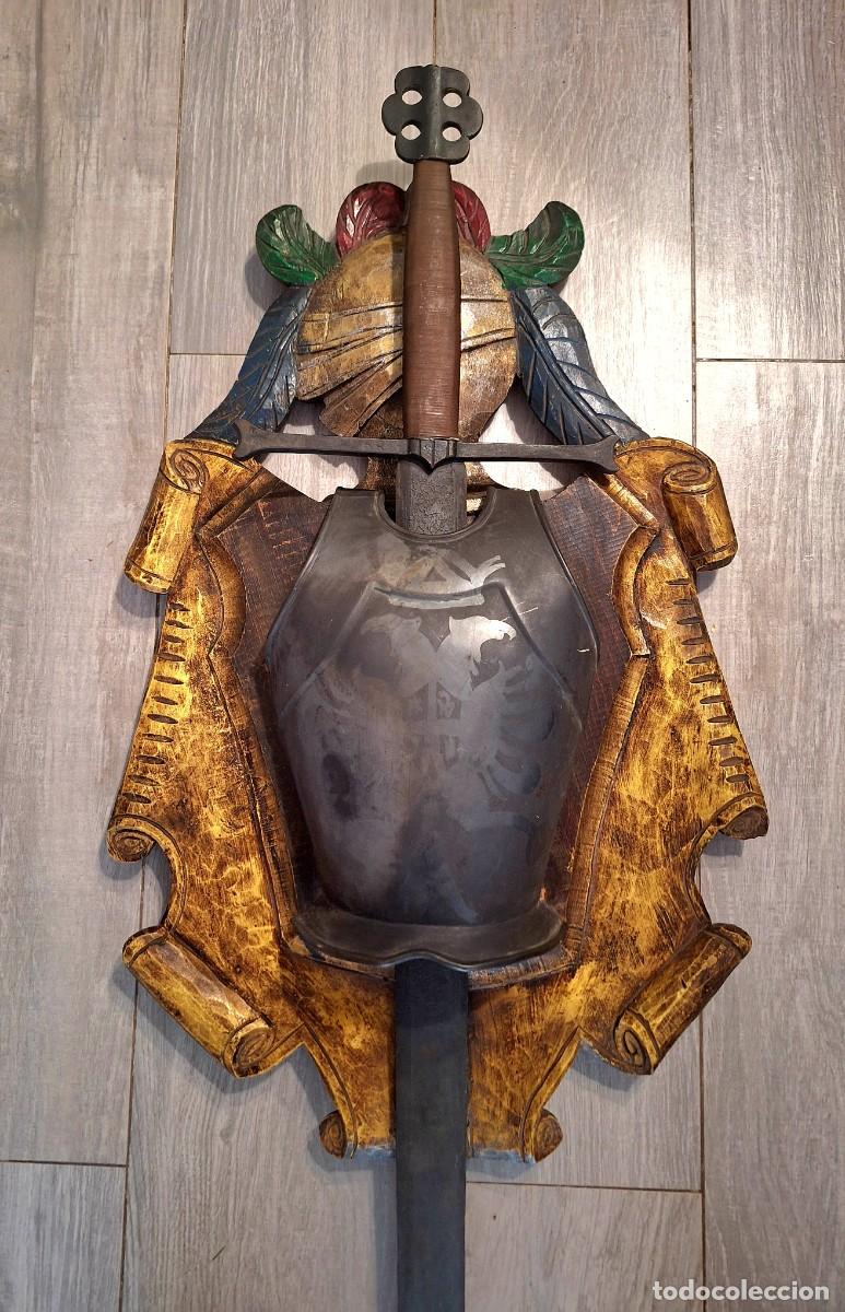 Antig&uuml;edades: Escudo de pared + Espada de 147cm de larga.