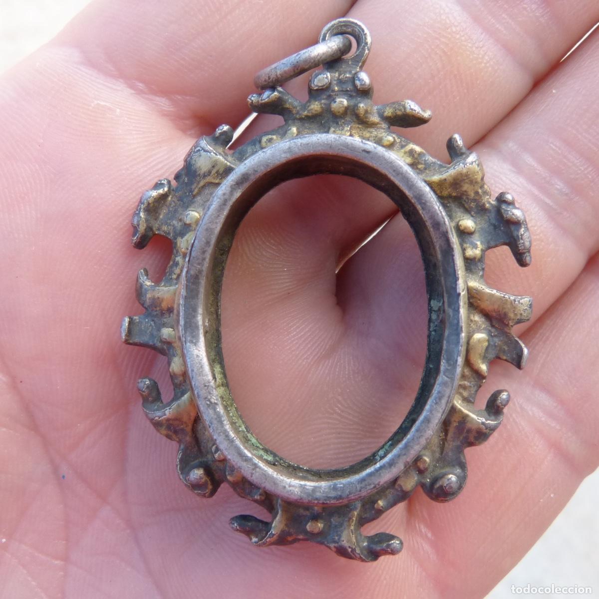 Antig&uuml;edades: Antigua medalla relicario de plata dorada, siglo XVIII o anterior, 17,27gr. Vacio, sin reliquia.
