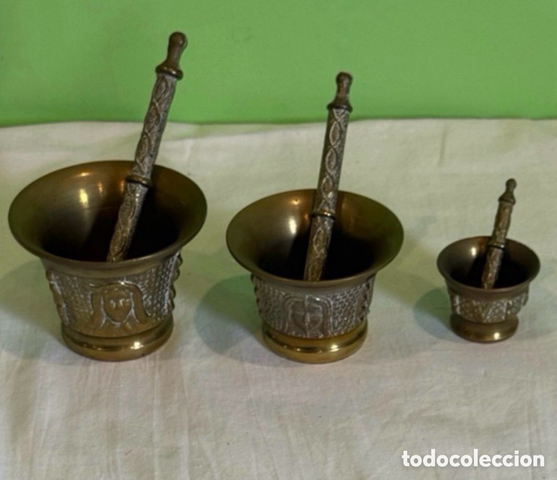 Oggetti Antichi: Lote de antiguos morteros orientales de bronce macizo con mano tallada a&ntilde;os 60 70