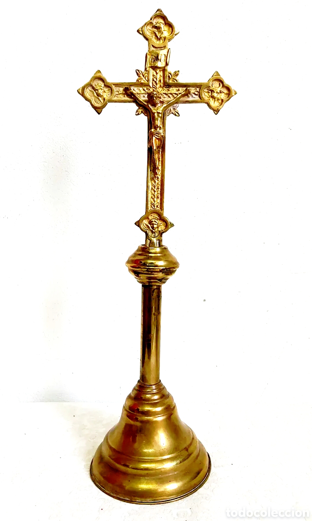 Antig&uuml;edades: Antiguo crucifijo de altar en bronce dorado &ndash; Cruz neog&oacute;tica con s&iacute;mbolos evangelistas