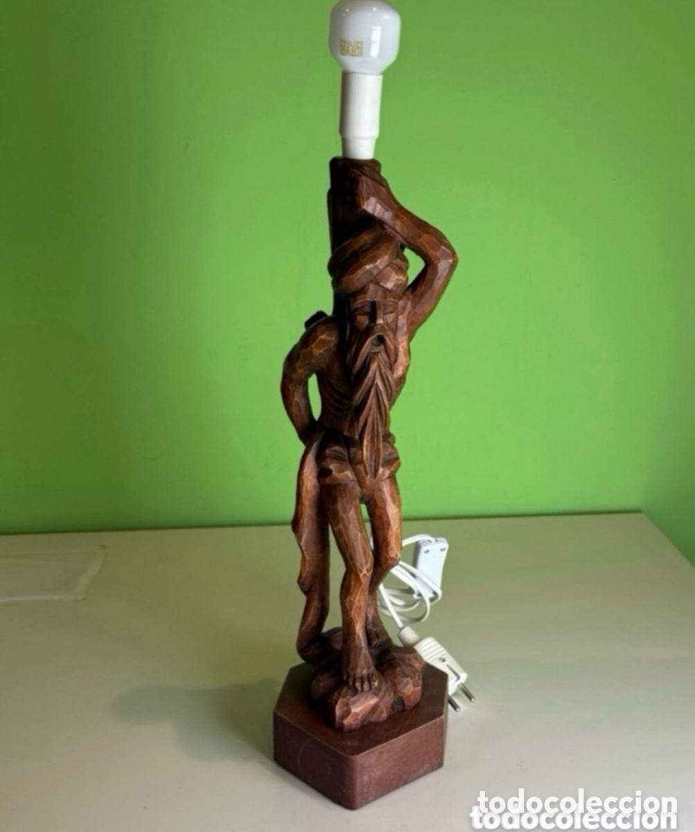 Antiques: Antigua l&aacute;mpara de mesa de madera tallada con una figura de un hombre barbudo.