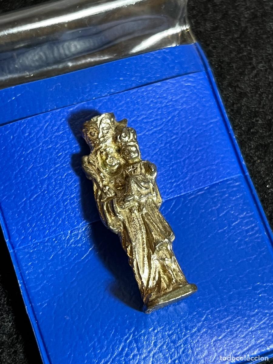 Antiguidades: Virgen Almudena miniatura religiosa metal dorado virgen con ni&ntilde;o recuerdo devocional vintage