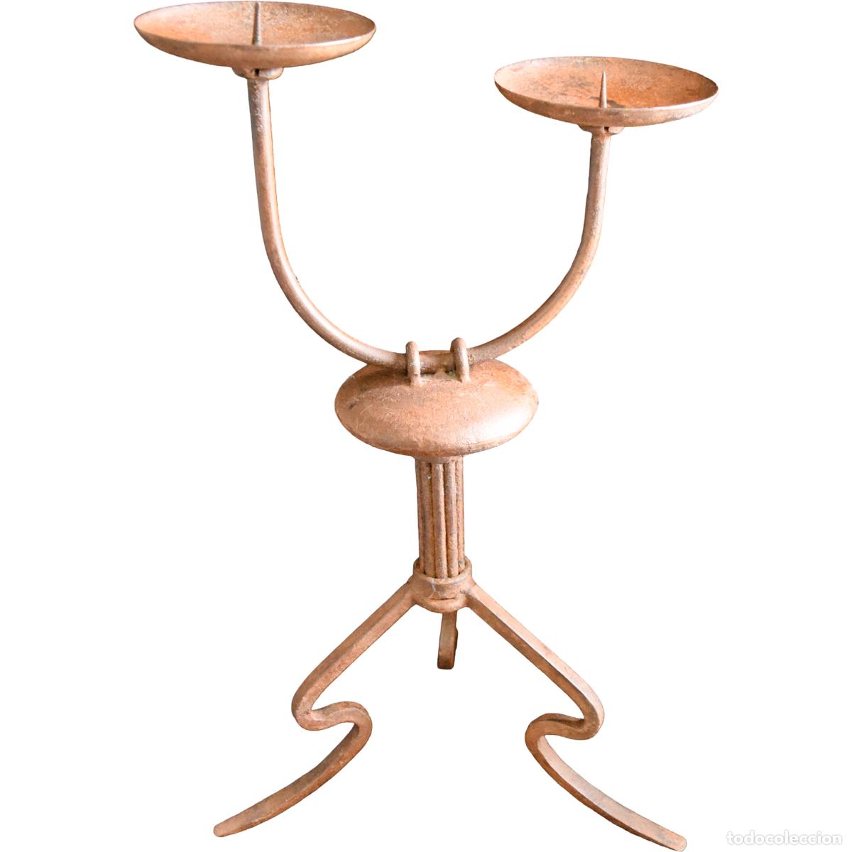 Antiguidades: Candelabro de hierro para dos velones