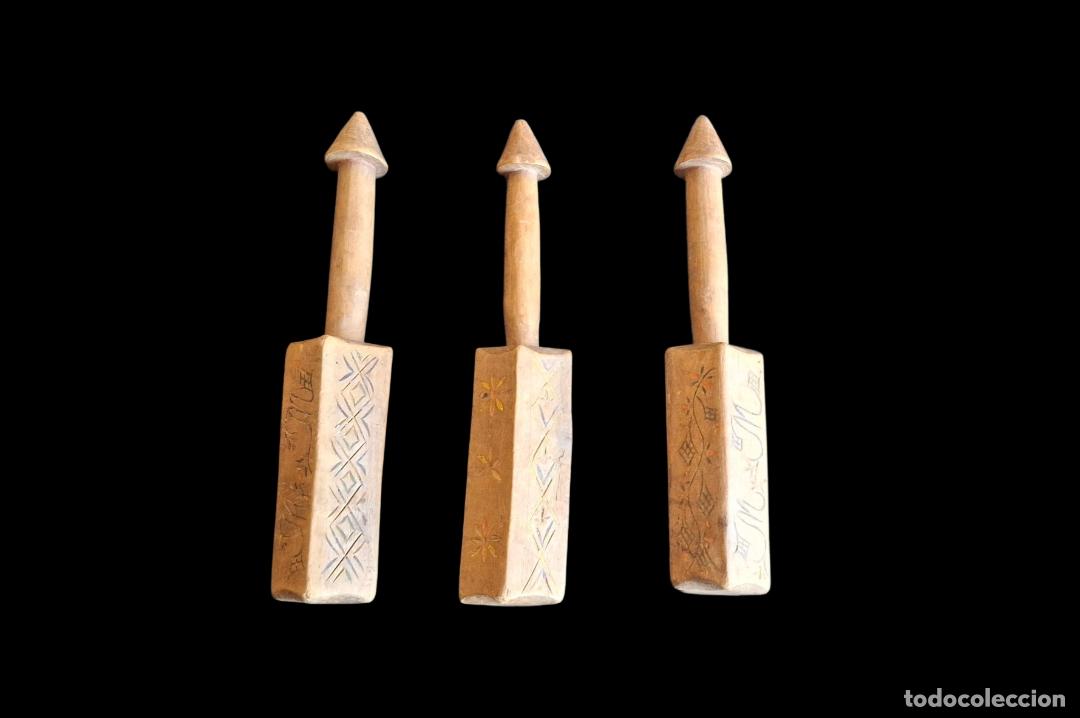 Antig&uuml;edades: (ANT-260500)LOTE DE 3 PASADORES POLICROMADOS PARA COLLAR DE OVEJA MADERA DE BOJ - ARTE PASTORIL