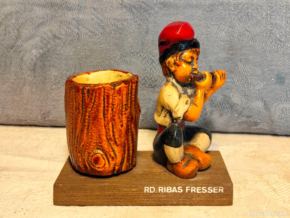 Antiquit&auml;ten: Figura decorativa de ni&ntilde;o flautista vestido tradicional catal&aacute;n a&ntilde;os 70 recuerdo Rives de Freser