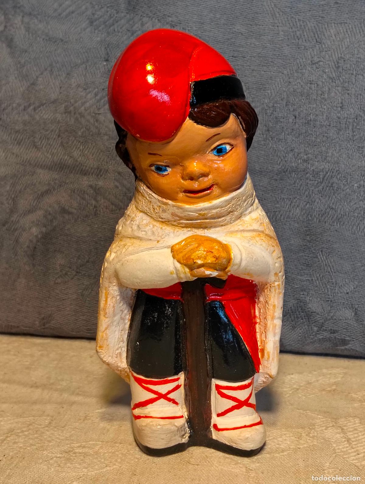Antiquit&auml;ten: Figura decorativa de ni&ntilde;o pastor vestido tradicional catal&aacute;n barretina a&ntilde;os 70 estuco