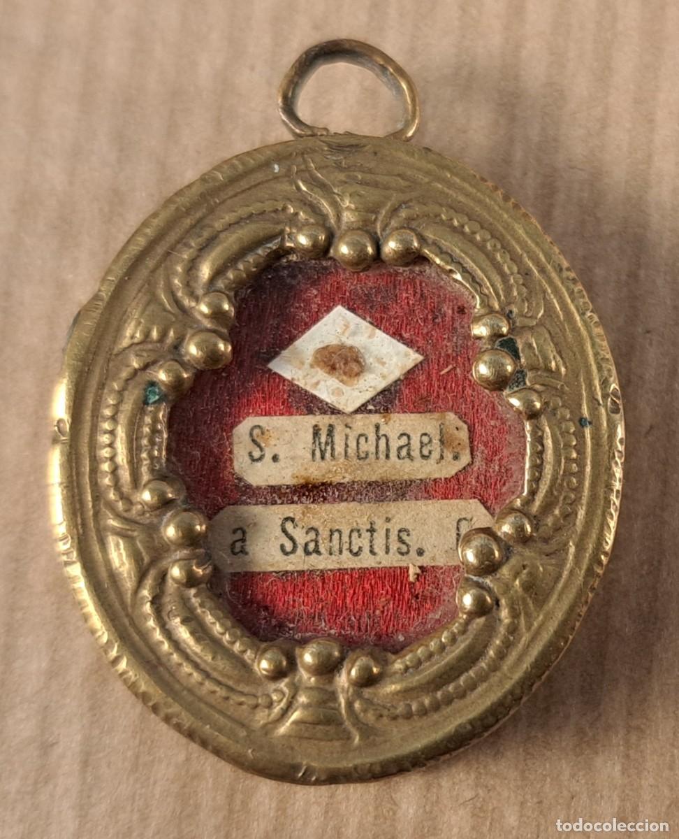 Antig&uuml;edades: Relicario franc&eacute;s de lat&oacute;n con reliquia de San Miguel de los Santos, siglo XIX