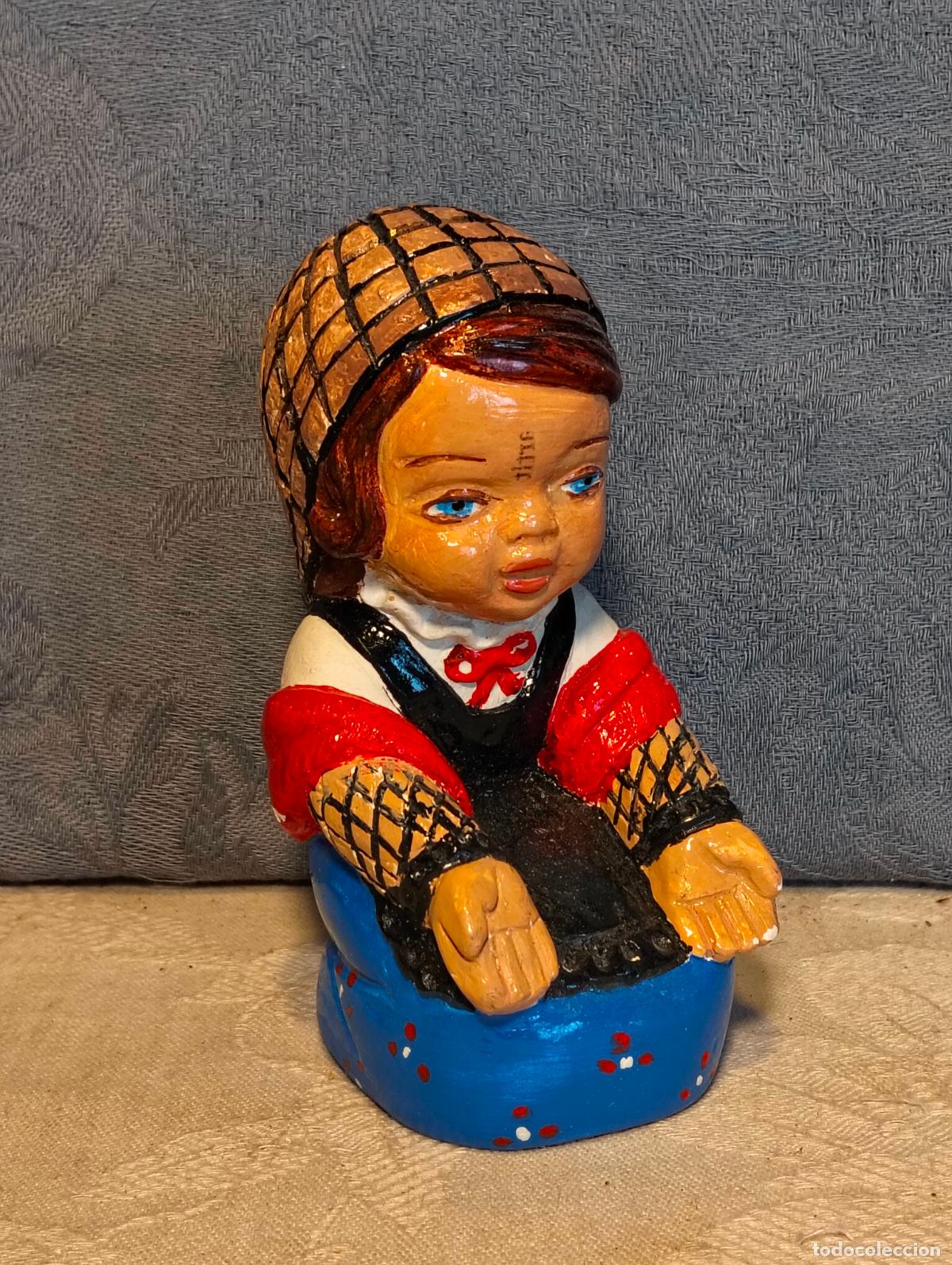 Antiguidades: Figura decorativa de ni&ntilde;a pastor vestido tradicional catal&aacute;n falda flores y corpi&ntilde;o a&ntilde;os 70 estuco