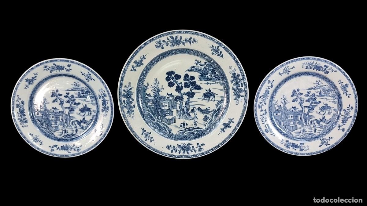 Antig&uuml;edades: Tres platos. Compa&ntilde;&iacute;as de Indias. China. Siglo XVIII -XIX. 23,2 cm y 29,5 cm.