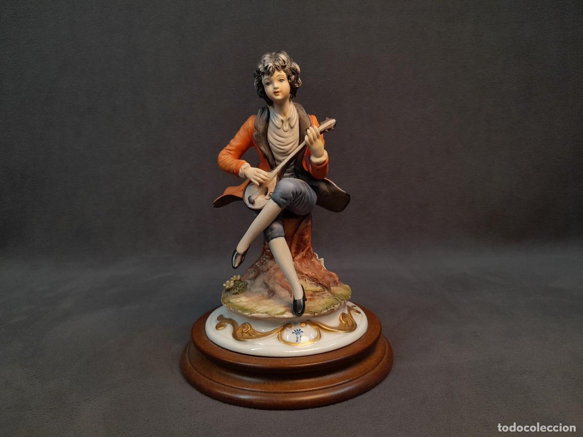 Antig&uuml;edades: FIGURA DE PORCELANA POL&Iacute;CROMA.SARTORI. M&Uacute;SICO SENTADO.ITALIA.MEDIADO DEL SIGLO XX.