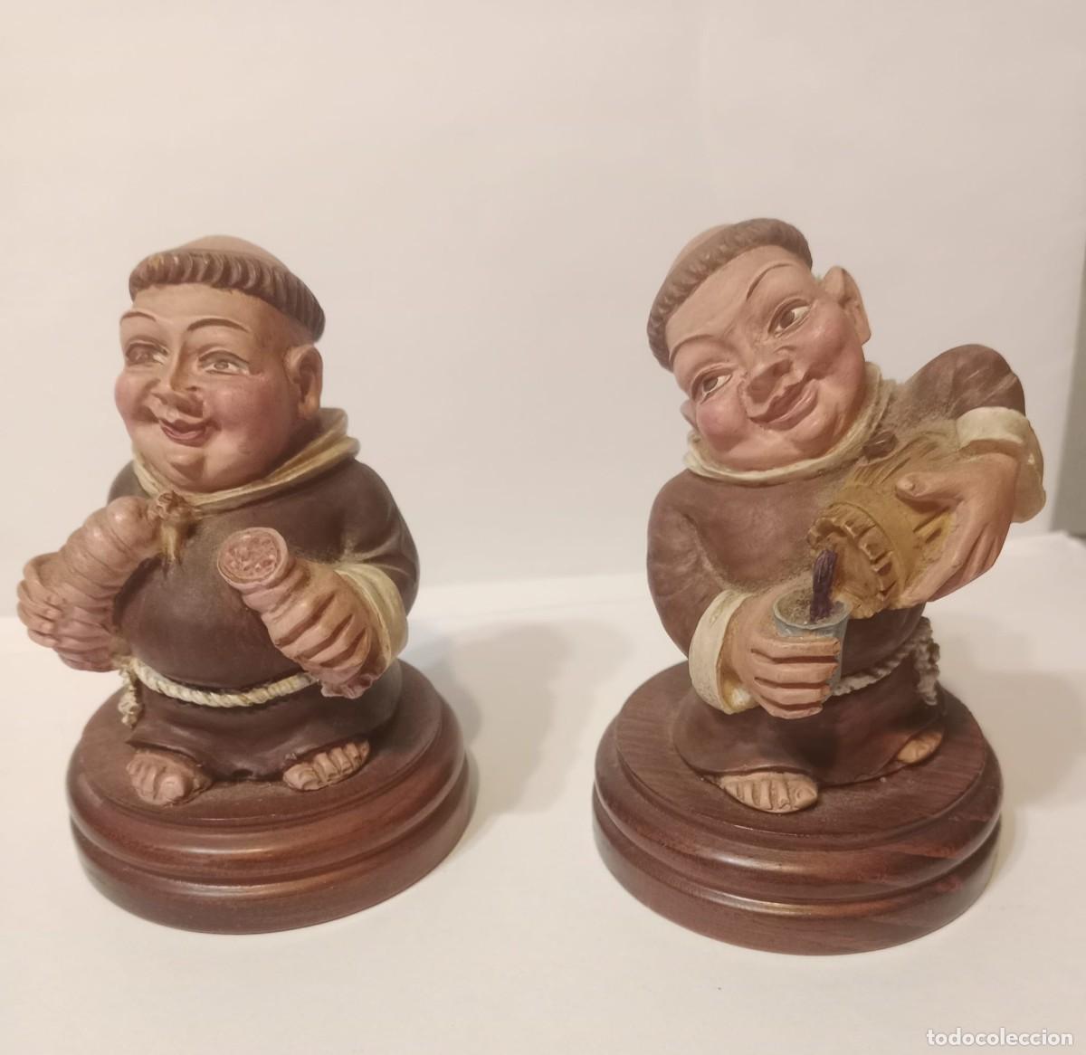 Antig&uuml;edades: PAREJA DE FIGURAS FRAILES ( RESINA BASE MADERA ) 10 CTMS