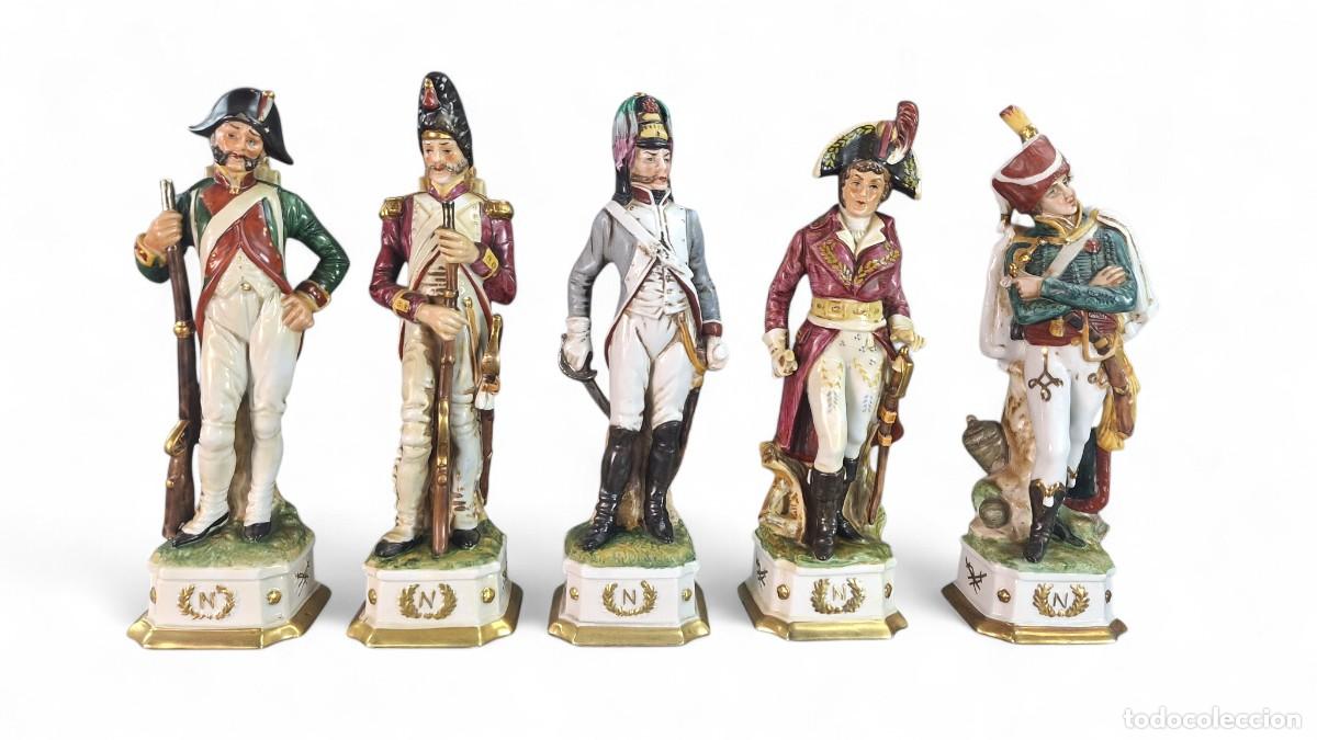 Antig&uuml;edades: Cinco soldados. porcelana. Francia. Mediados Siglo XX. 30 x 11 x 9 cm.