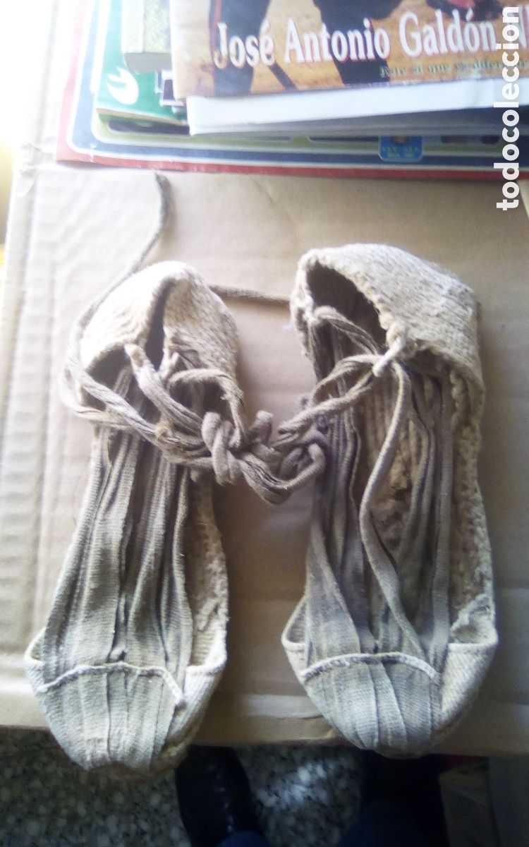 Antig&uuml;edades: Antiguas alpargatas esparde&ntilde;as infantiles. De c&aacute;&ntilde;amo yute. Miden 18 cm., usadas.