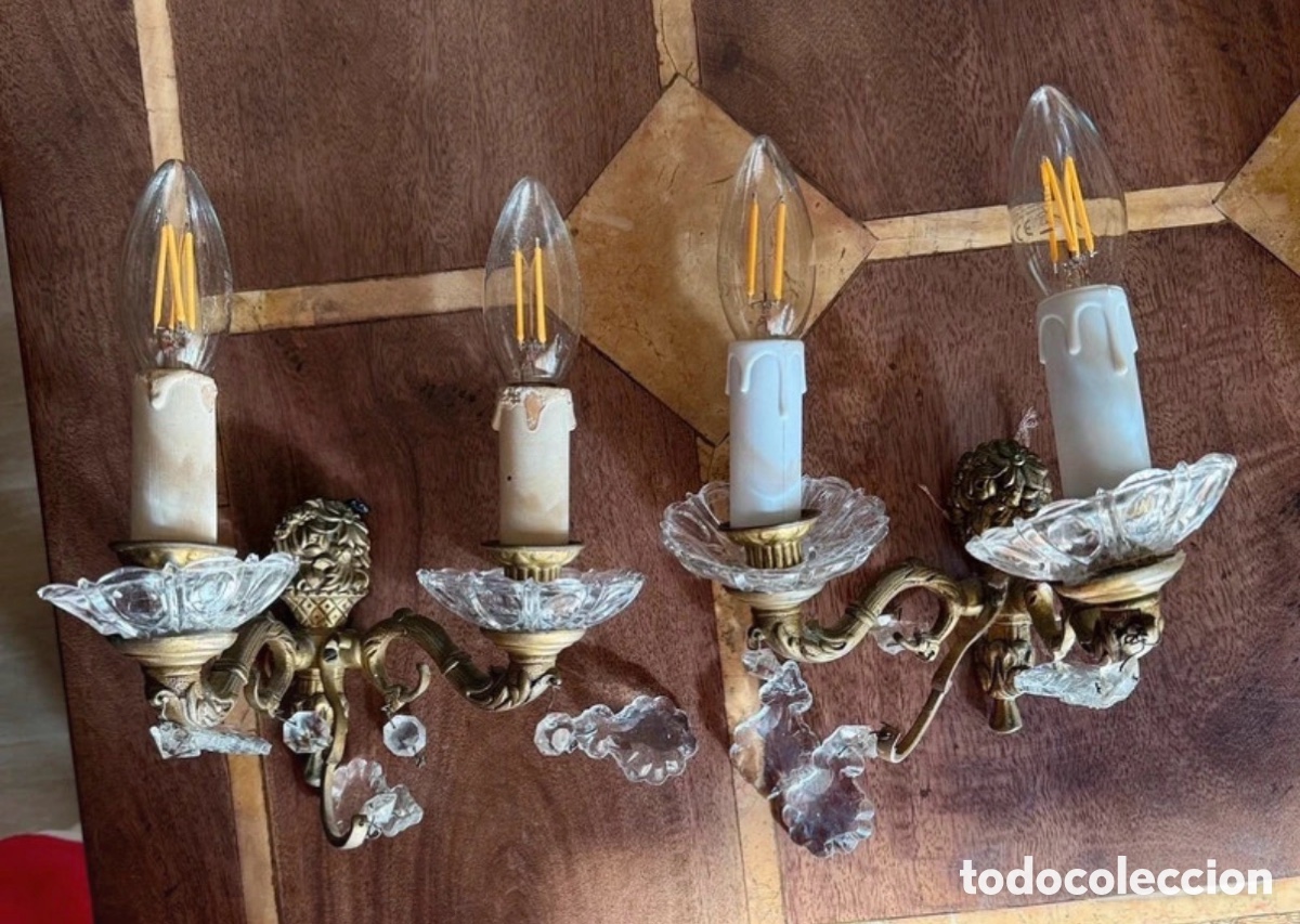 Antig&uuml;edades: Pareja de apliques antiguos en bronce y cristal, tipo candelabro