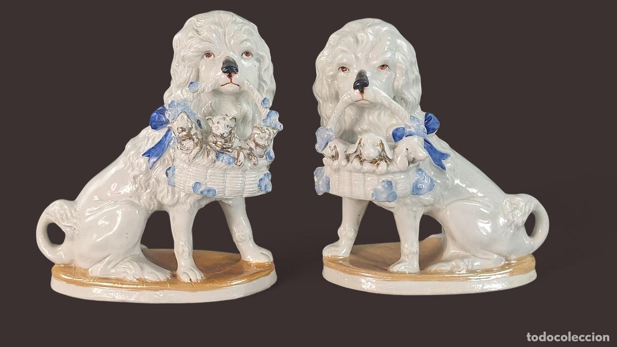 Antig&uuml;edades: Pareja perros. Porcelana. Staffordshire. Inglaterra. Mediados Siglo XX. 19 x 17 x 8 cm