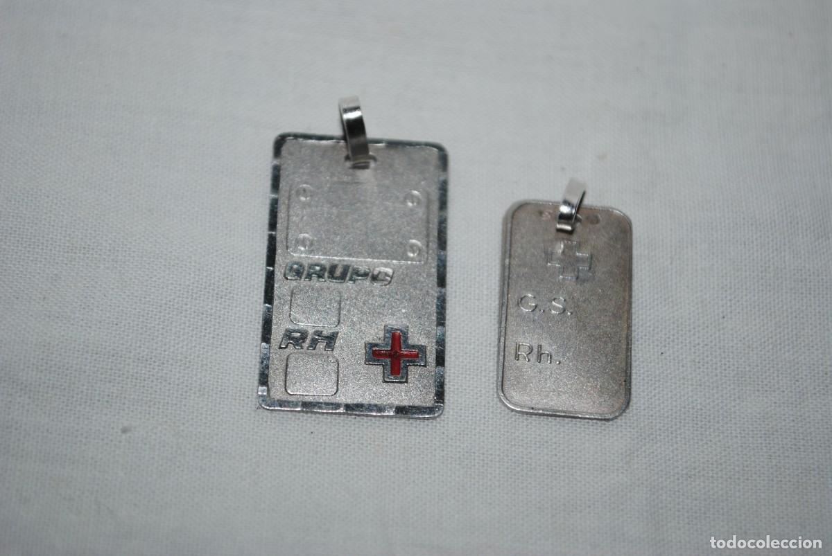 Antig&uuml;edades: PLACA DE PLATA PARA GRUPO SANGUINEO , LOTE DE DOS .
