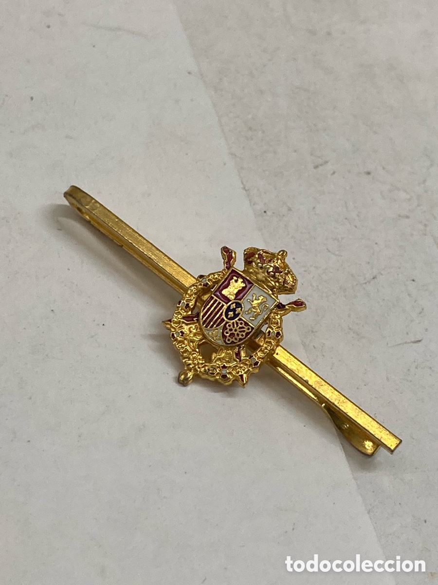 Antig&uuml;edades: pisacorbatas dorado con el Escudo de Armas del Rey de Espa&ntilde;a esmaltado
