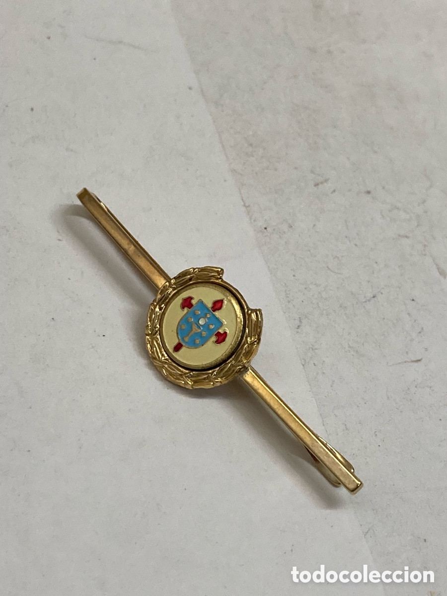Antig&uuml;edades: pasador de corbata dorado con un escudo de la Polic&iacute;a Nacional espa&ntilde;ola