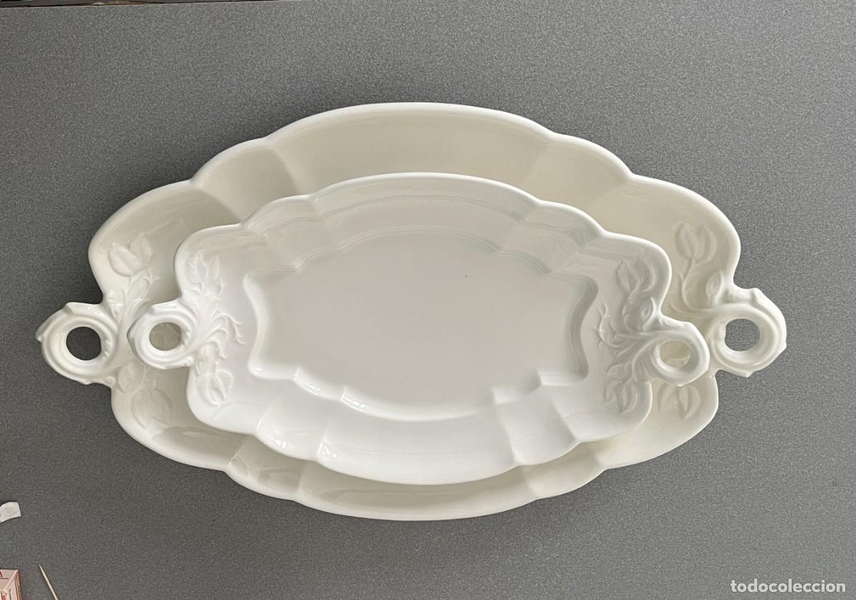 Antig&uuml;edades: 2 Grandes bandejas,porcelana La Cartuja de Sevilla