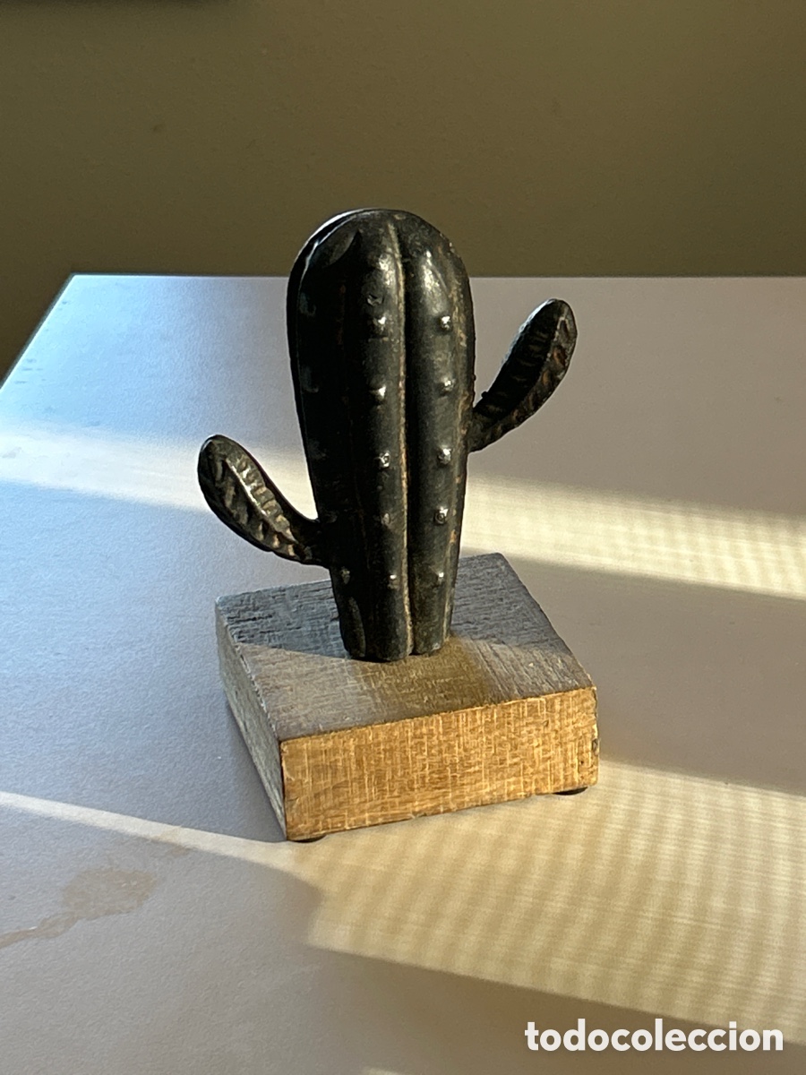 Antiguidades: DECORATIVO CACTUS DE HIERRO CON BASE DE MADERA