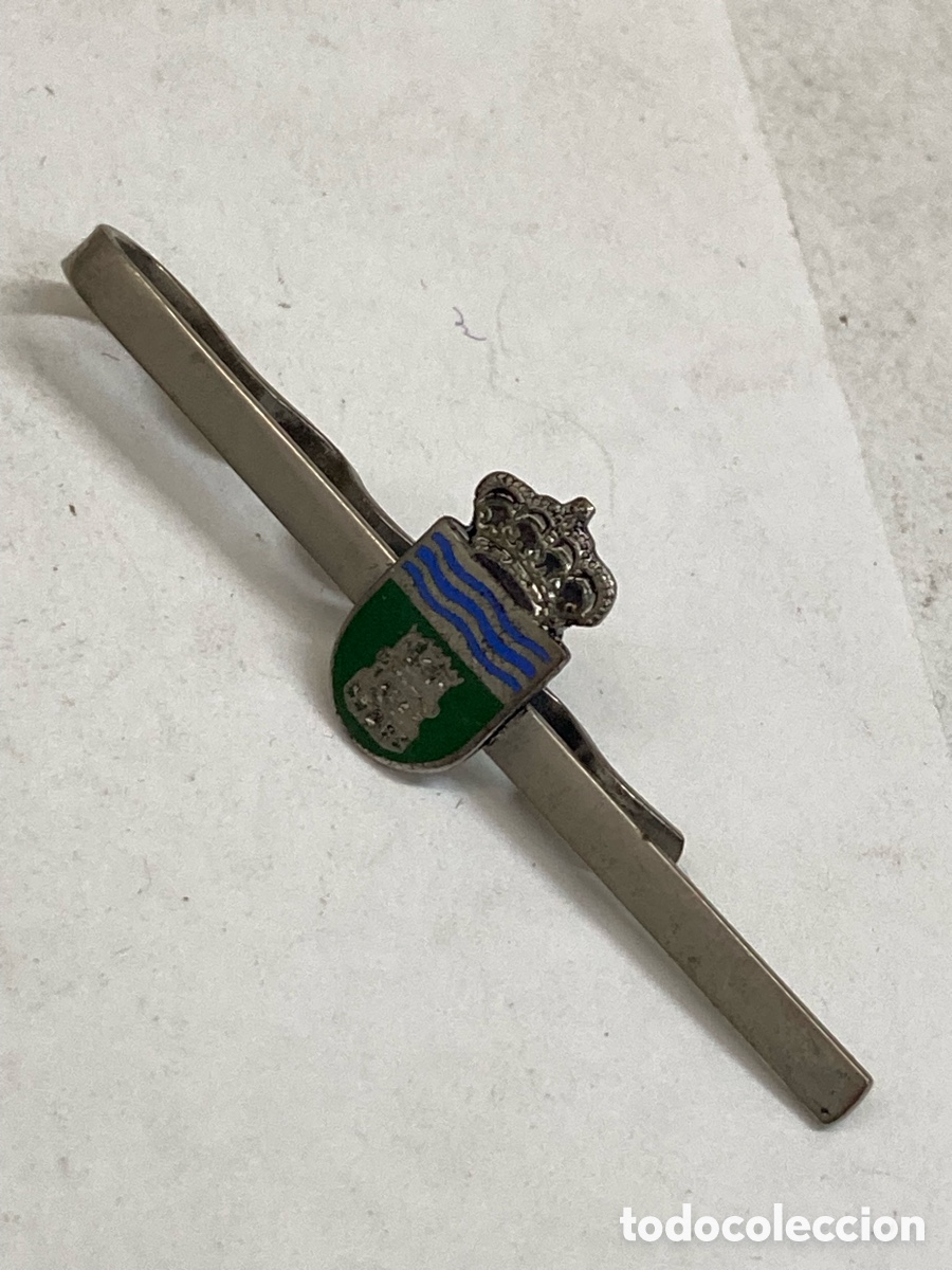 Antig&uuml;edades: pisacorbatas con el escudo de la Regi&oacute;n Militar Pirenaica Occidental