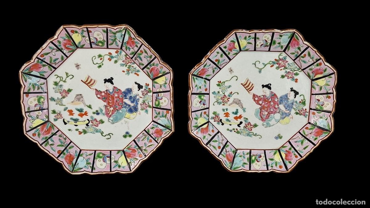 Antig&uuml;edades: Pareja platos. Porcelana. Firmados. Jap&oacute;n. Siglo XIX-XX. 23 x 23 cm.