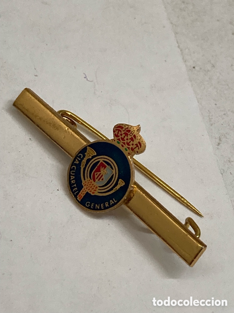 Antig&uuml;edades: pasador de corbata dorado con el emblema esmaltado de las Fuerzas Armadas