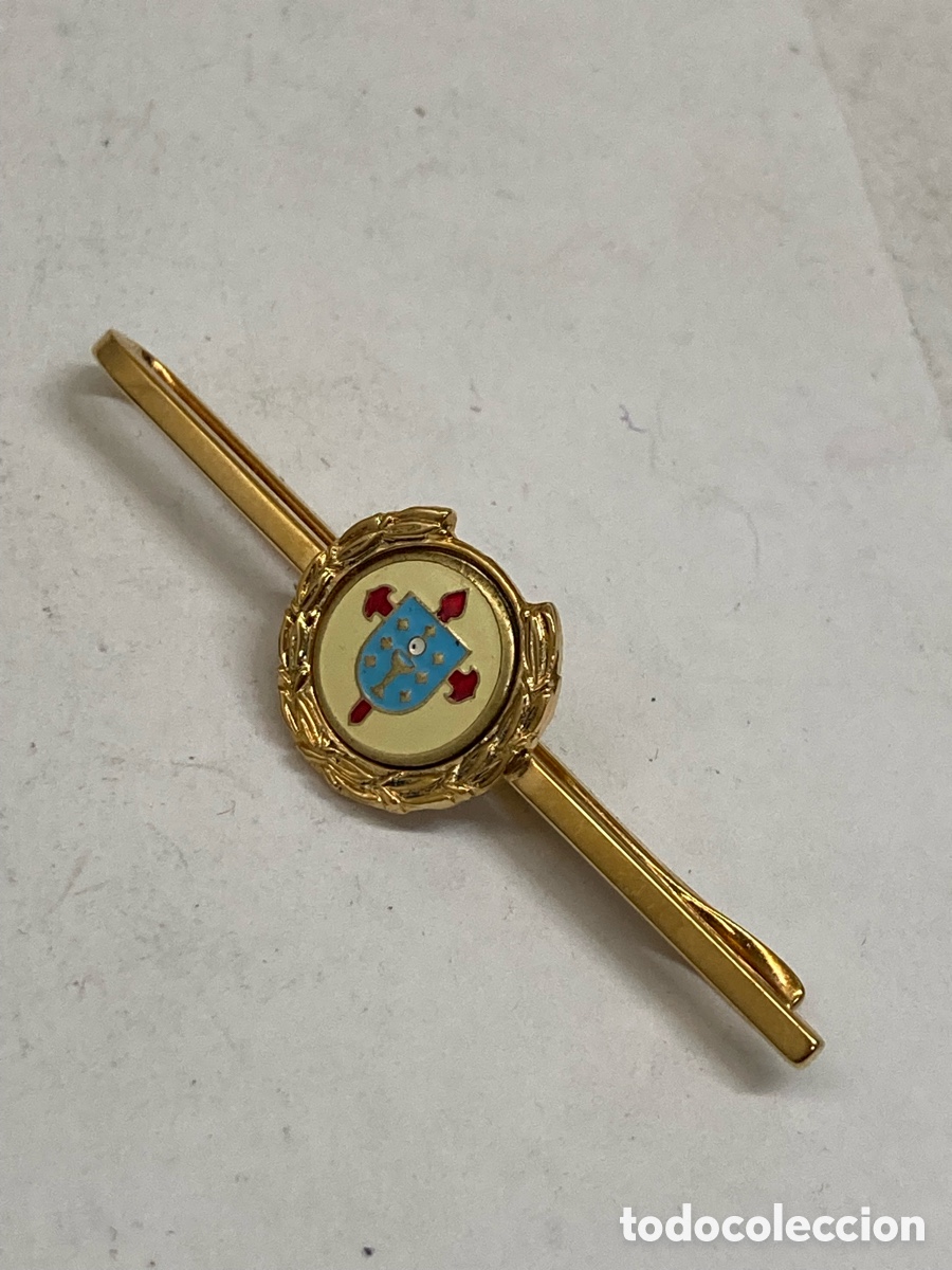 Antig&uuml;edades: pasador de corbata dorado con el escudo de armas de Ceuta