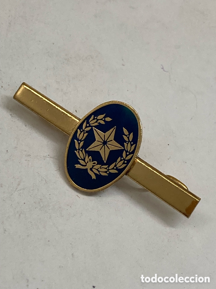 Antig&uuml;edades: pisacorbatas dorado con insignia esmaltada azul del Ej&eacute;rcito de Tierra
