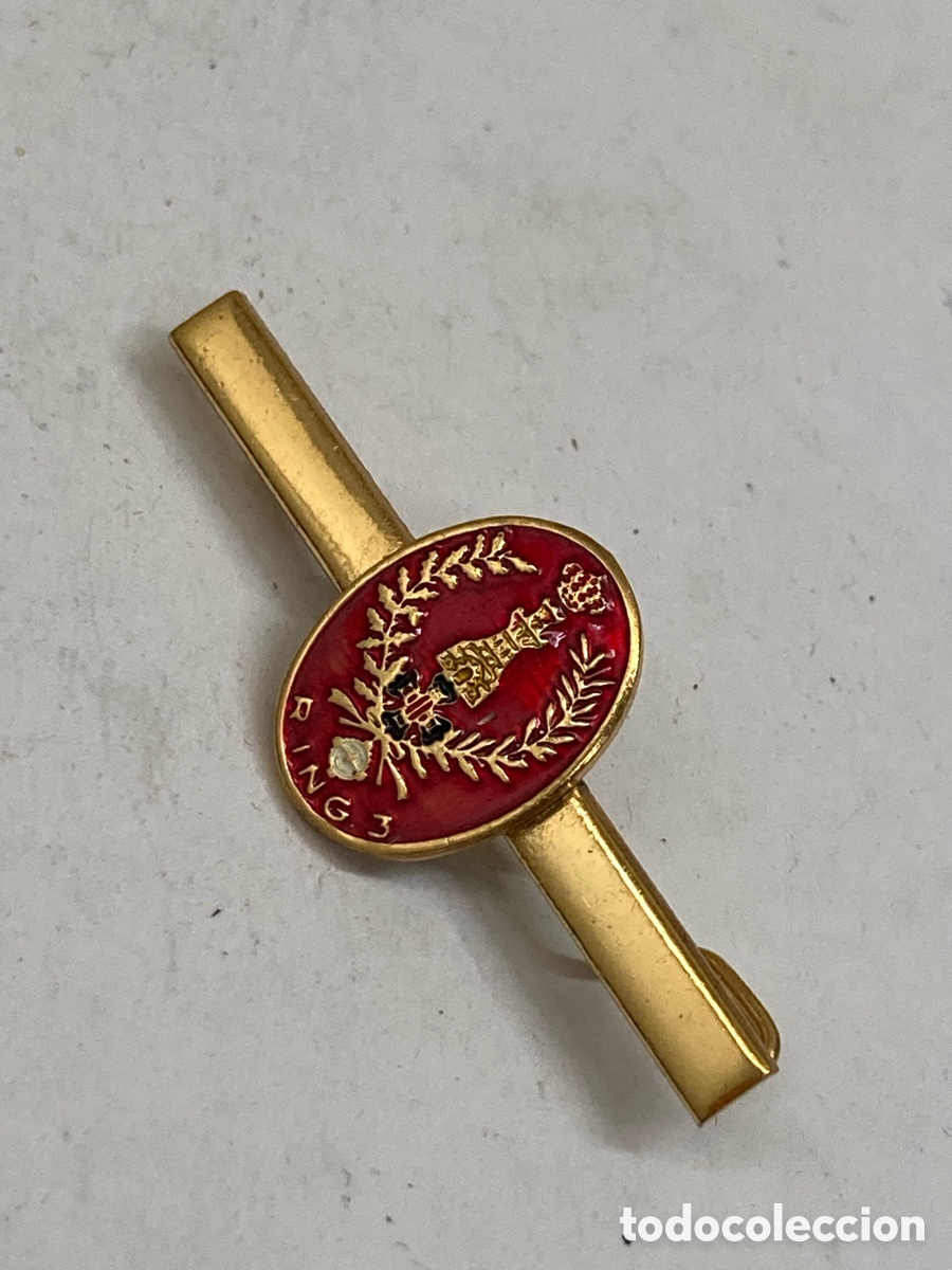 Antig&uuml;edades: pisacorbatas dorado con esmalte rojo