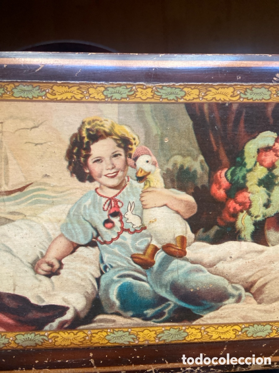 Antig&uuml;edades: Antigua caja de costura con la actriz, Shirley Temple