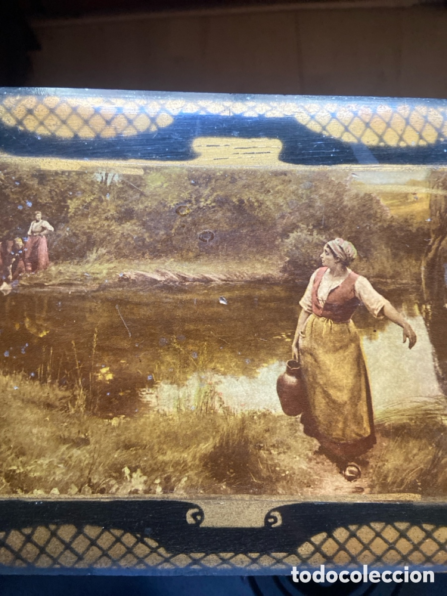 Antig&uuml;edades: Preciosa caja con escena de mujeres en el r&iacute;o, 22 x 16 x 7