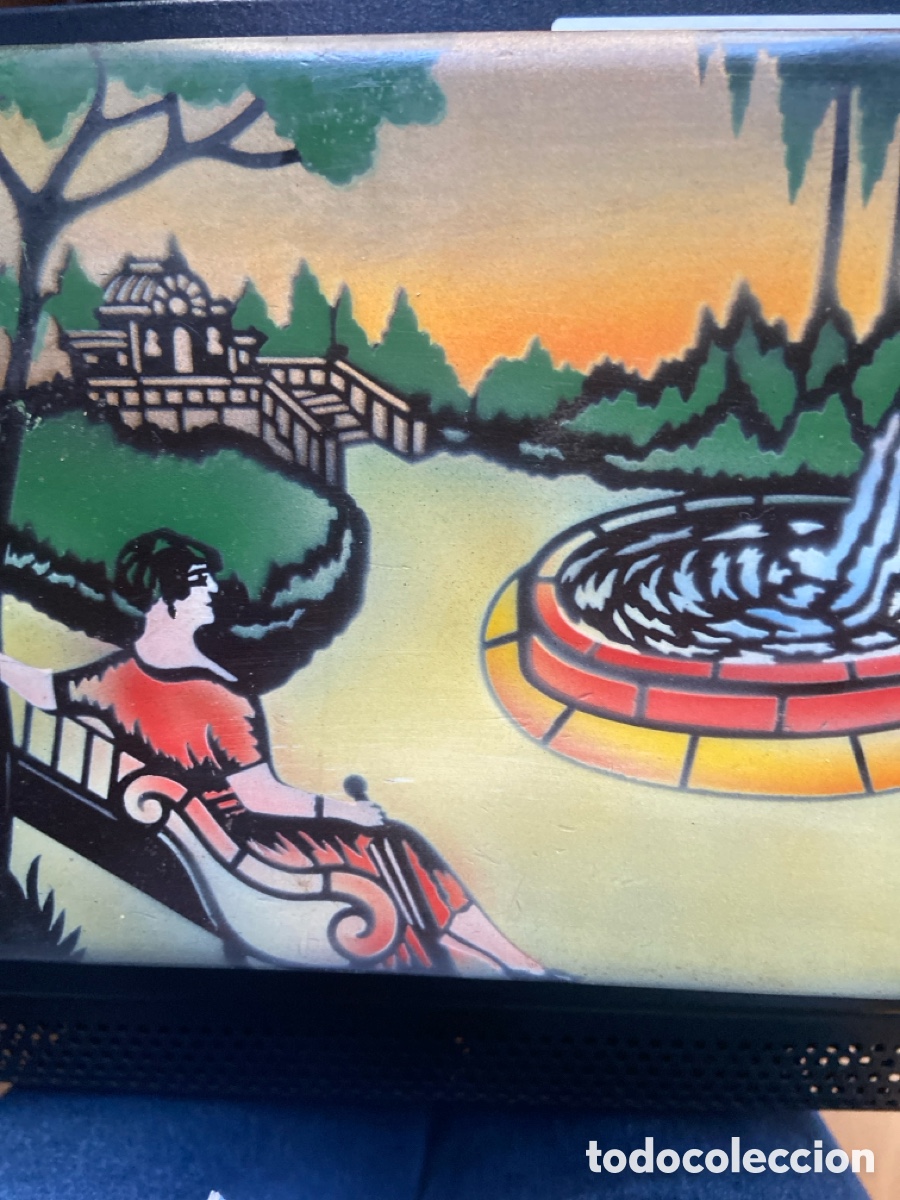 Antig&uuml;edades: Preciosa caja mujer, sentada en el parque con tintes modernistas
