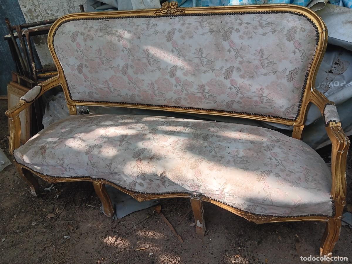 Antig&uuml;edades: sof&aacute; antiguo estilo Luis XV con estructura de madera dorada y tapicer&iacute;a floral.Estilo: El dise&ntilde;o pre
