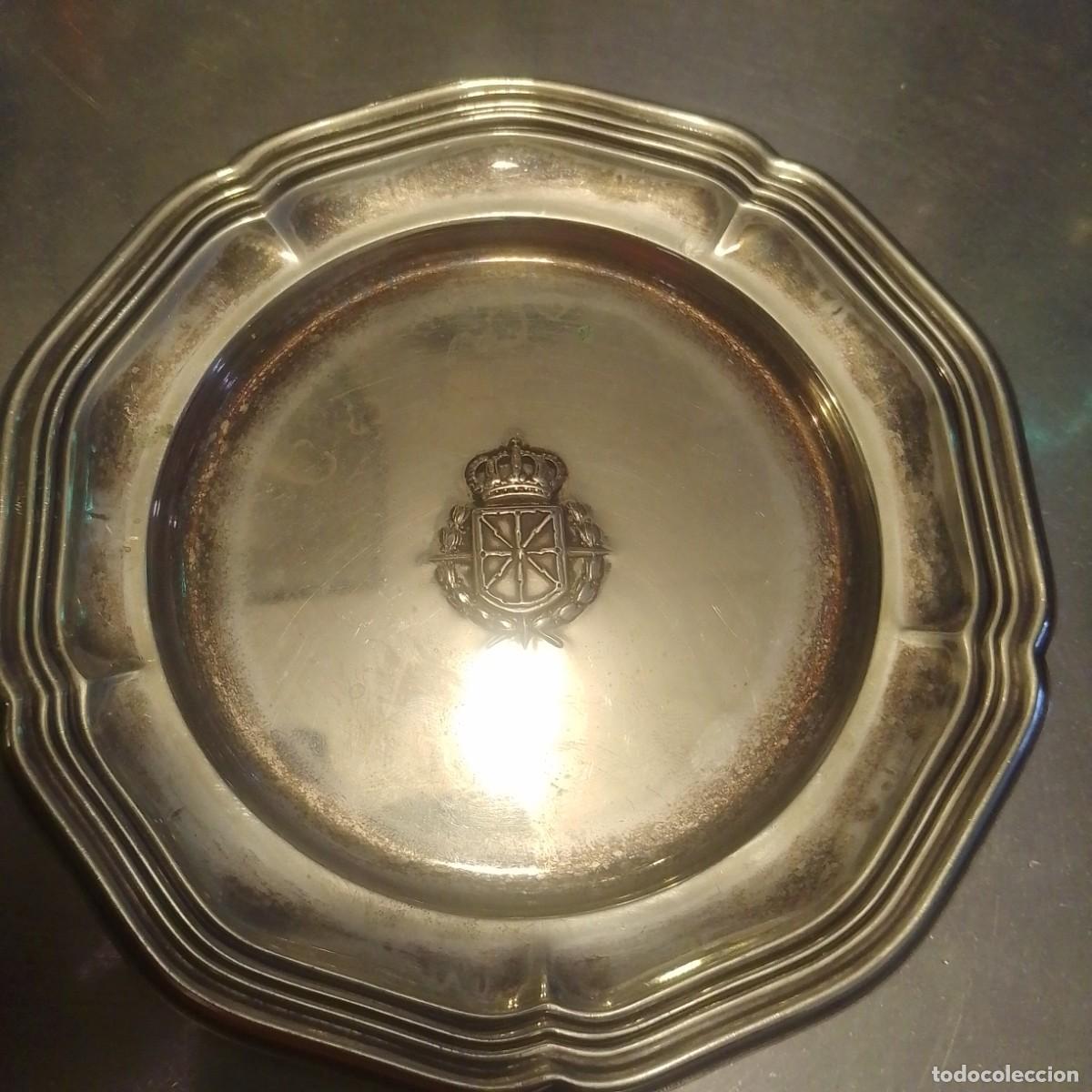Antig&uuml;edades: Plato antiguo de Alpaca &rdquo;Escudo de Navarra&rdquo;