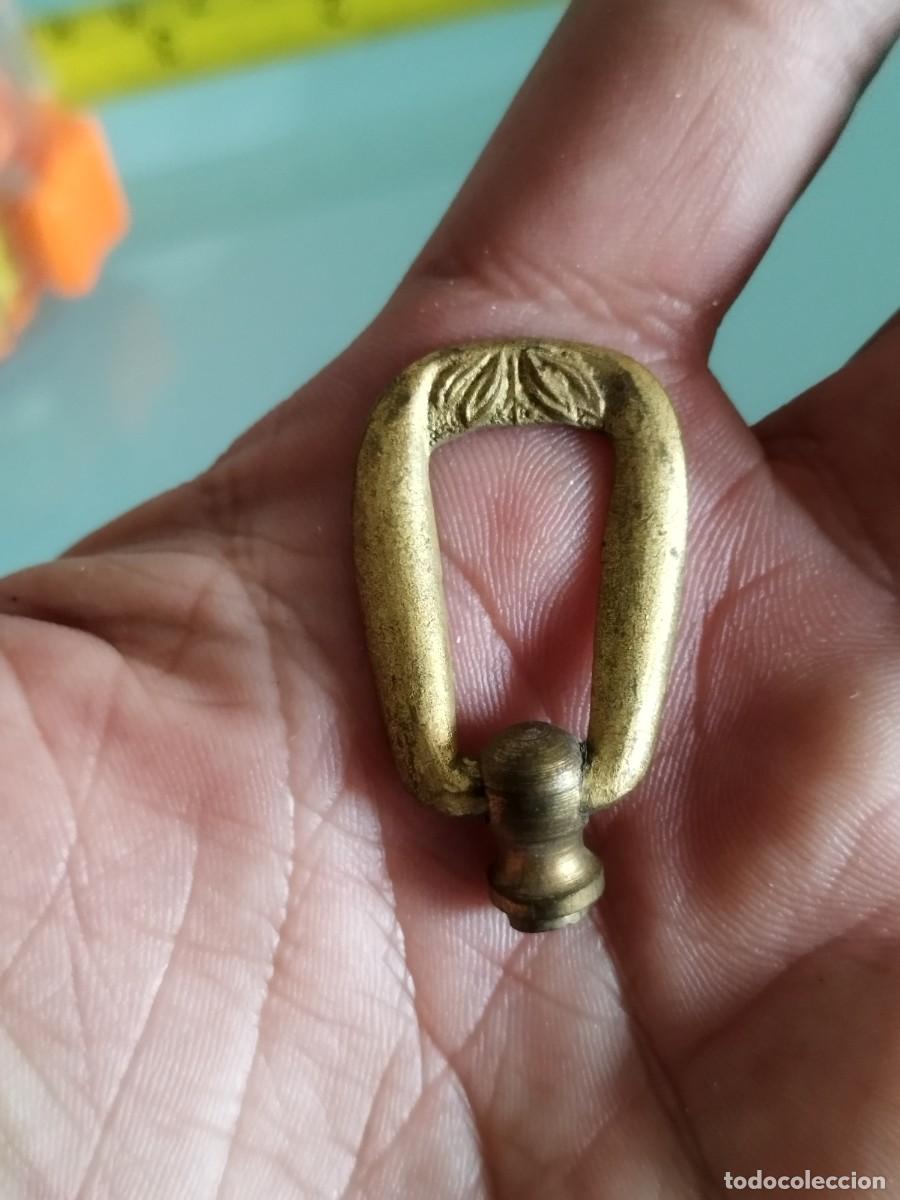 Antig&uuml;edades: Antiguo adorno en bronce o lat&oacute;n a identificar.