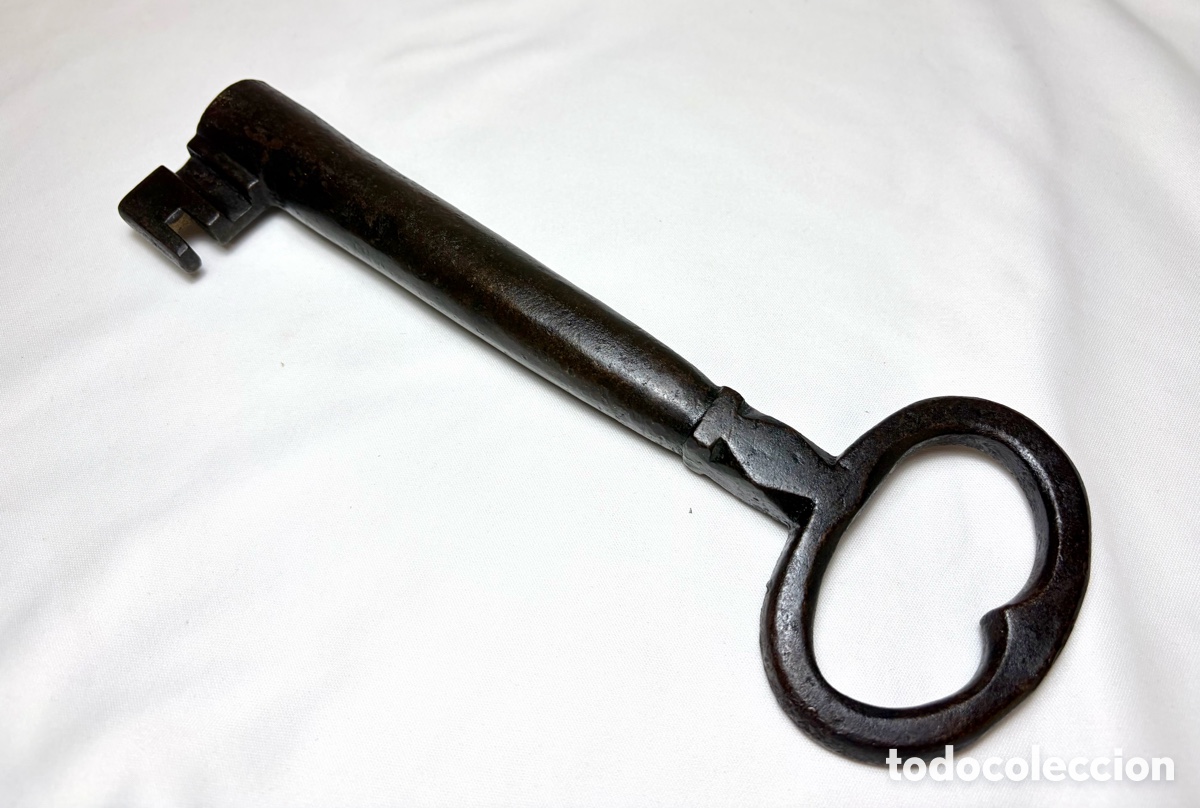 Antig&uuml;edades: Llave grande antigua de hierro. 24cm