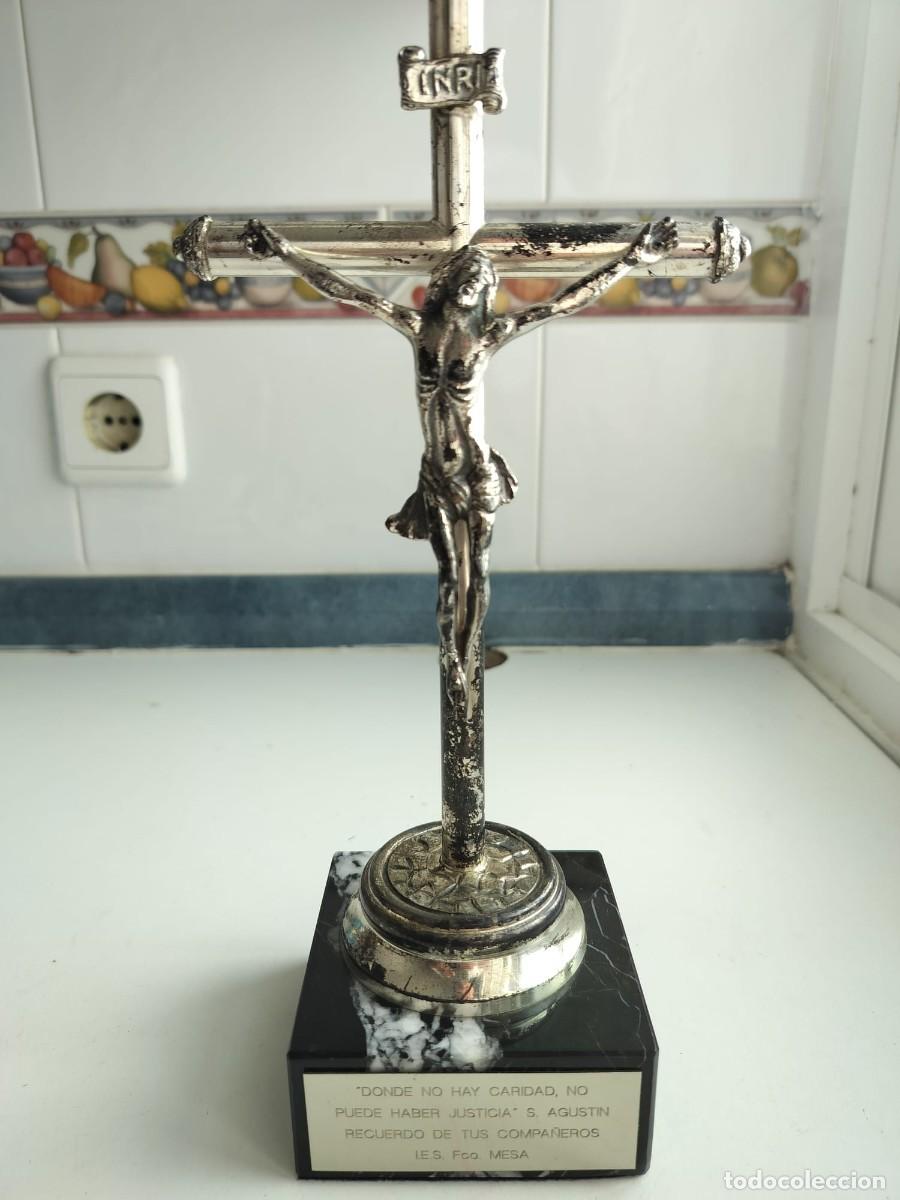 Antig&uuml;edades: Gran crucifijo metal con silver plated en base