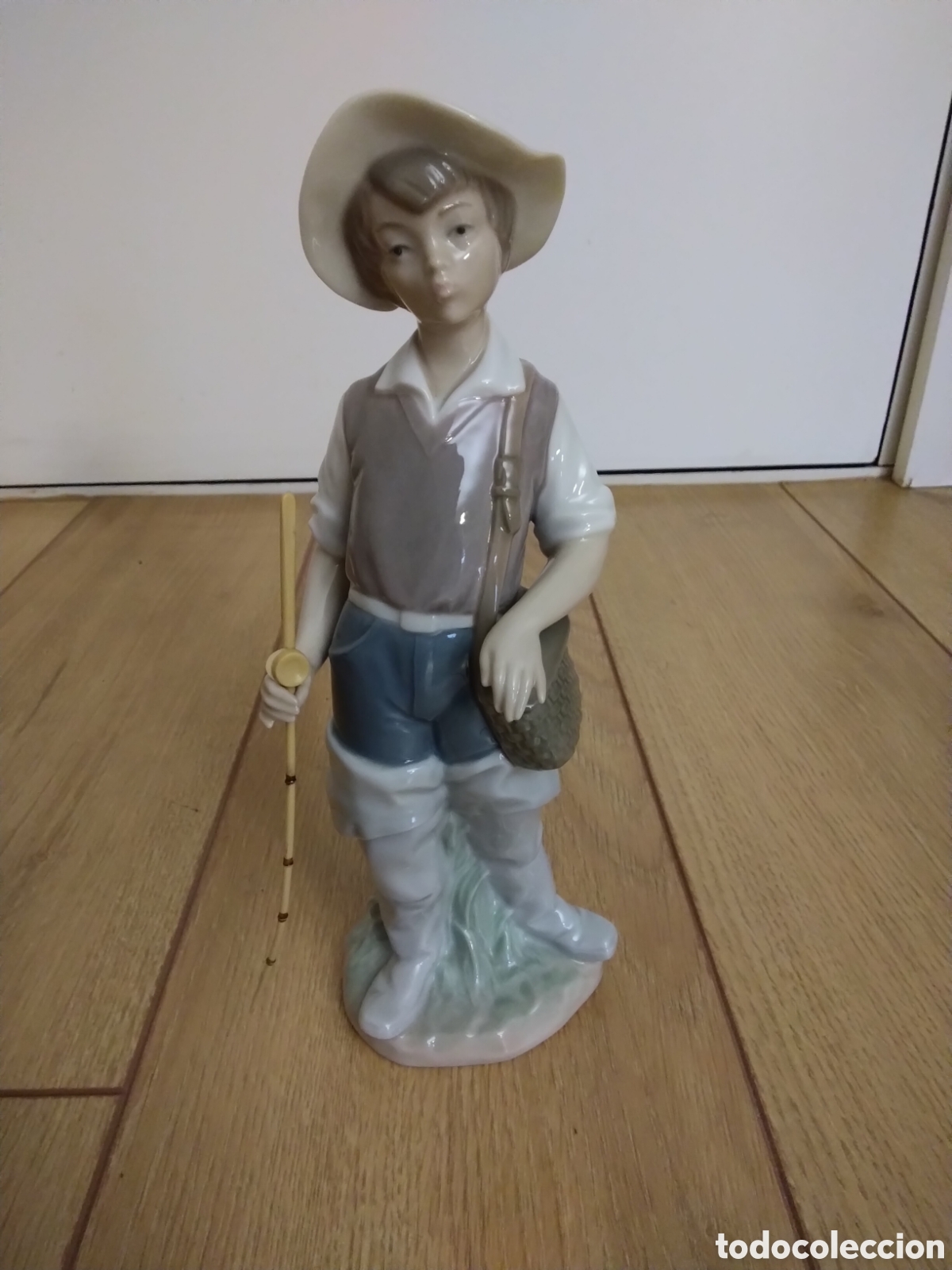 Antig&uuml;edades: Figura de Porcelana LLADR&Oacute; - &rdquo;Ni&ntilde;o Pescador&rdquo; Ref: 4809 - Acabado Brillo