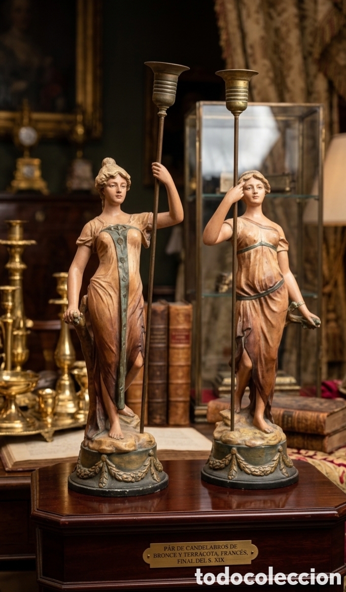 Antig&uuml;edades: Candelabros de bronce y terracota es una obra de arte francesa de finales del siglo XIX. [1,