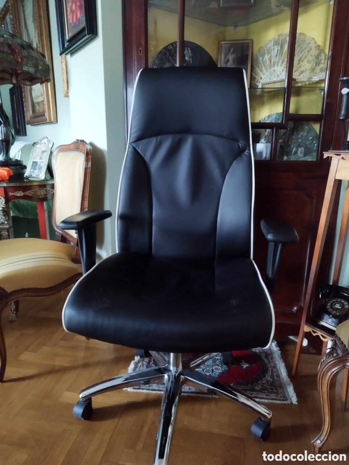 Antig&uuml;edades: Sillon de escritorio negro con ribete blanco
