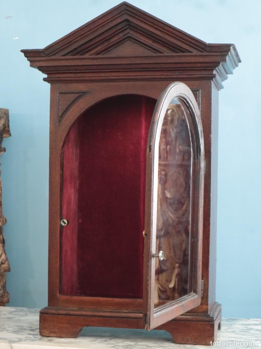 Antig&uuml;edades: Capilla-hornacina de madera tallada. Siglo XIX. Mide 84 x 54 cm.
