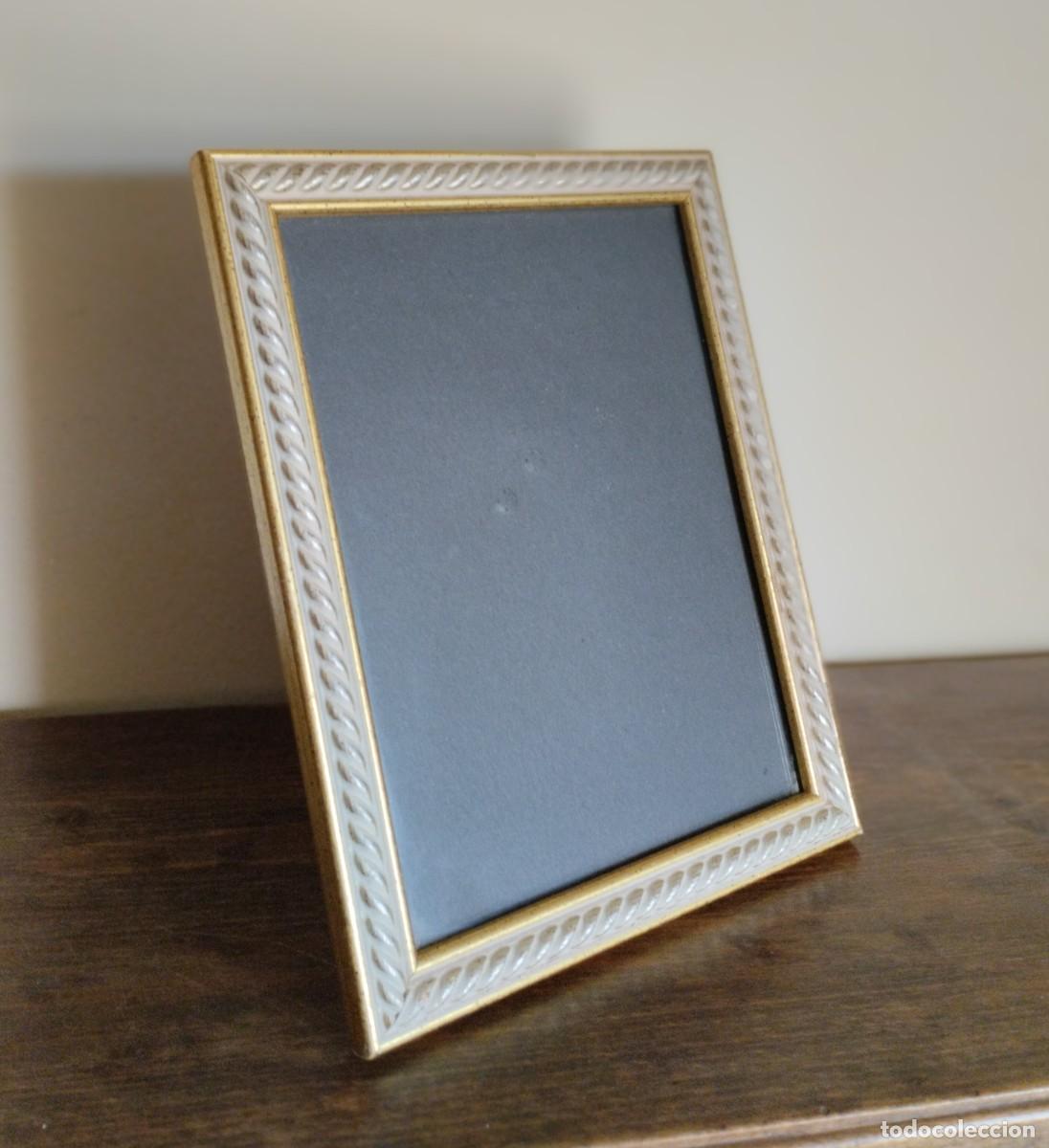 Antig&uuml;edades: Marco/ portafotos vintage de madera con tonos dorados y blancos con ornamentaci&oacute;n.