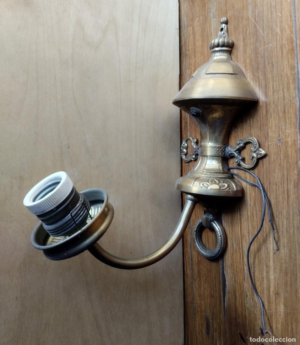 Oggetti Antichi: Aplique de pared vintage met&aacute;lico dorado con ornamentaci&oacute;n cl&aacute;sica