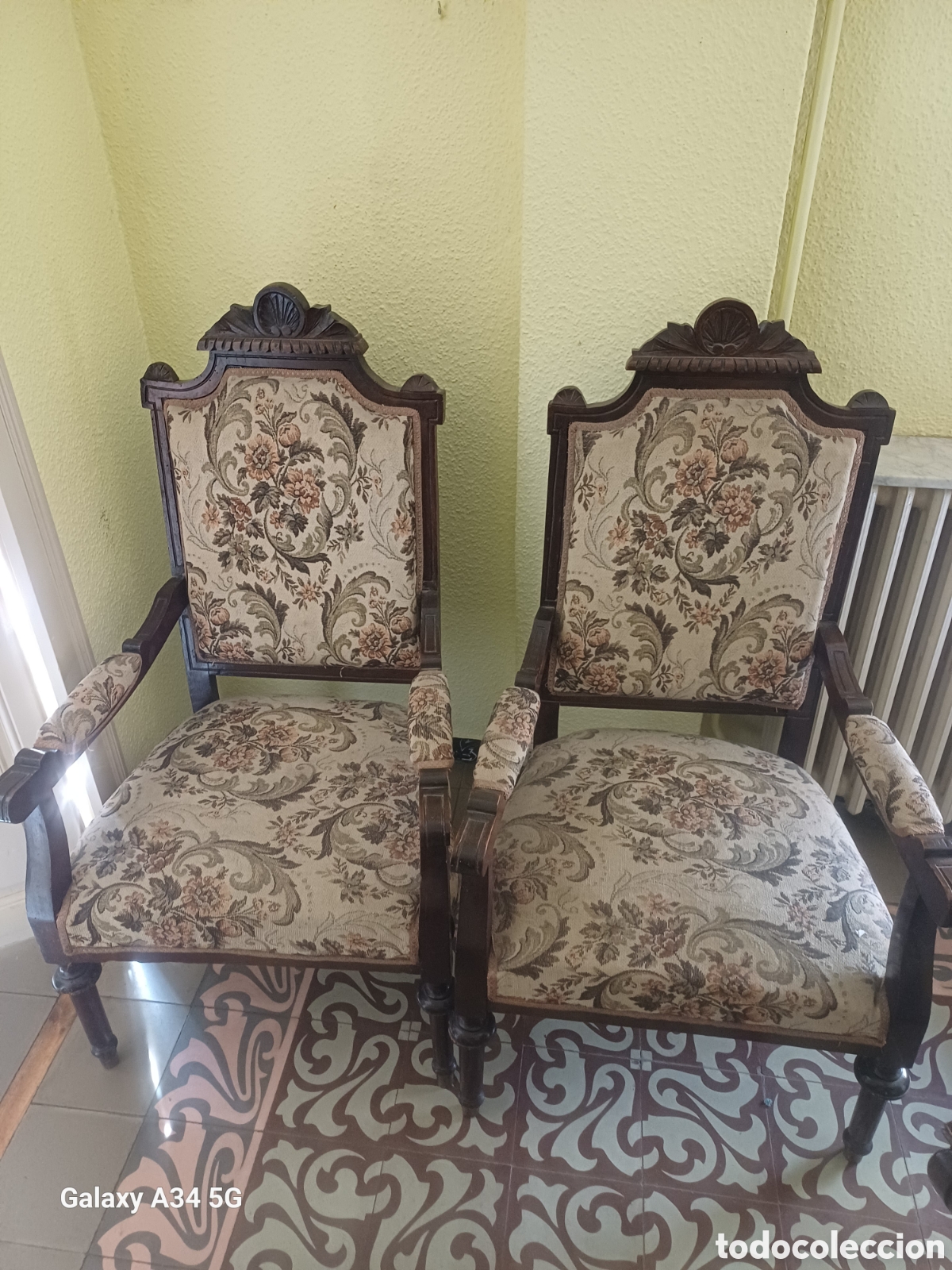 Antig&uuml;edades: 2 Sillones de madera y tela