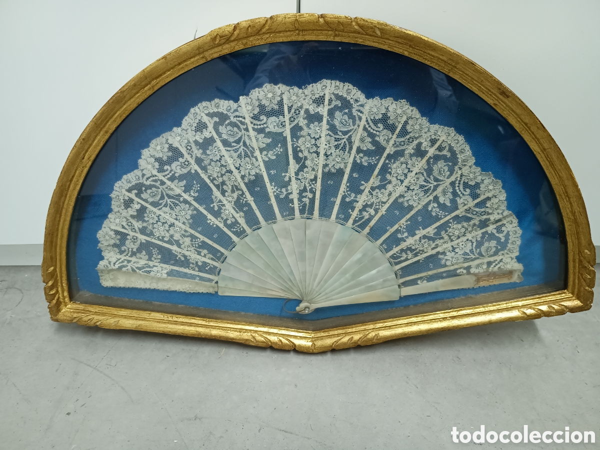 Oggetti Antichi: ABANICO ENMARCADO - VARILLAJE DE MADREPERLA Y PAIS CON ENCAJE PUNTILLAS - 49x26cm - SIGLO XIX