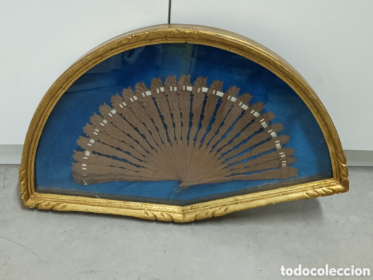Oggetti Antichi: ABANICO ENMARCADO - VARILLAJE Y PAIS DE MADERA CON PUNTOS DE MADREPERLA - 35x19cm