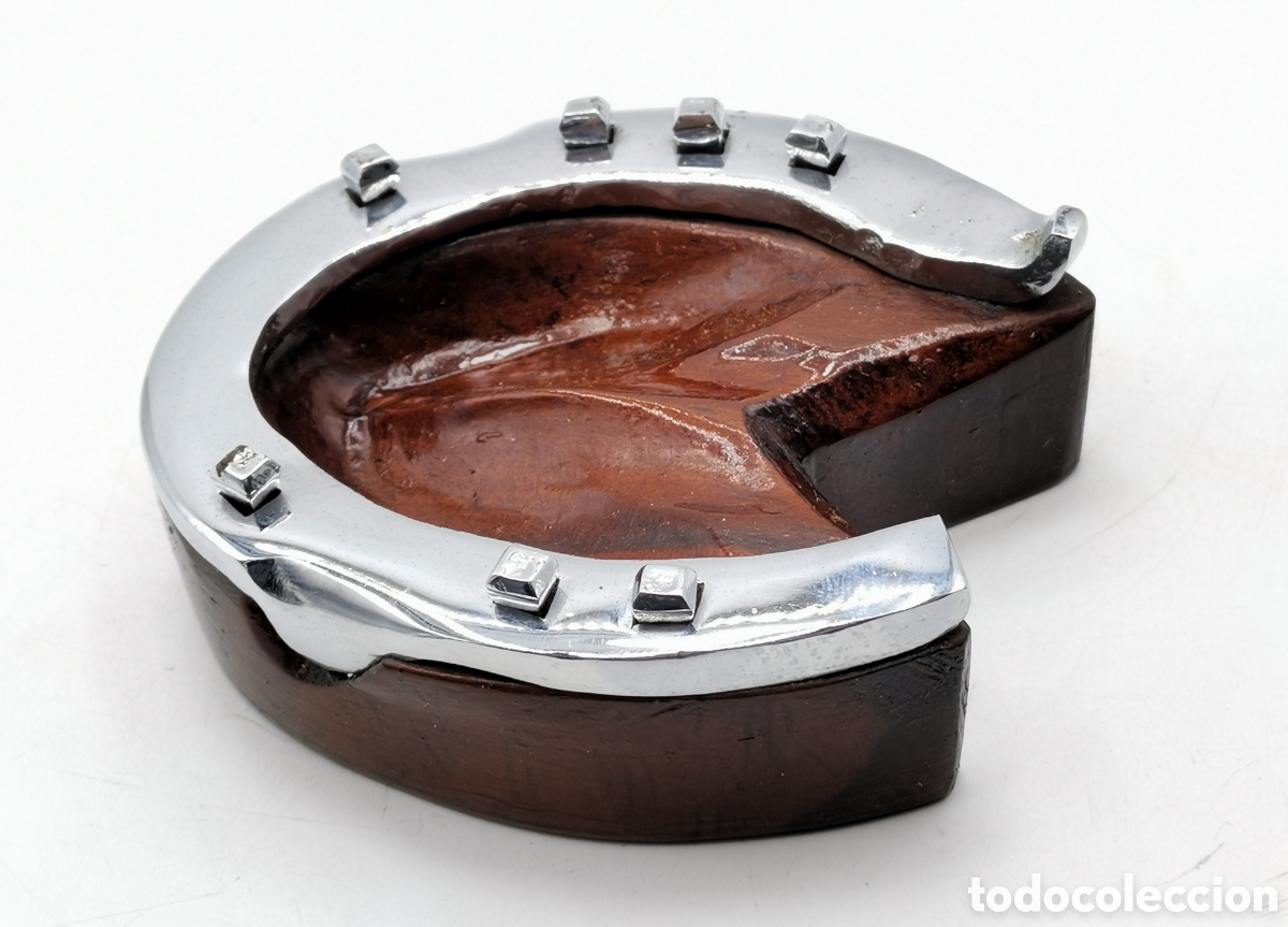 Oggetti Antichi: CENICERO ANTIGUO HERRADURA DE MADERA Y METAL PULIDO